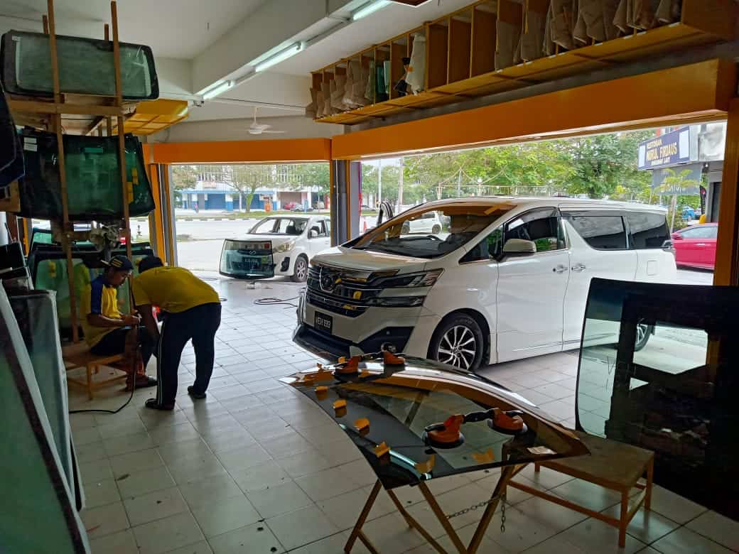 Dr Cermin TASEK IGB, IPOH 车镜e生 | Windscreen Repair | Windscreen Replace | Insurance Claim | Pakar Cermin Kereta Kedai Cermin Kereta Perak