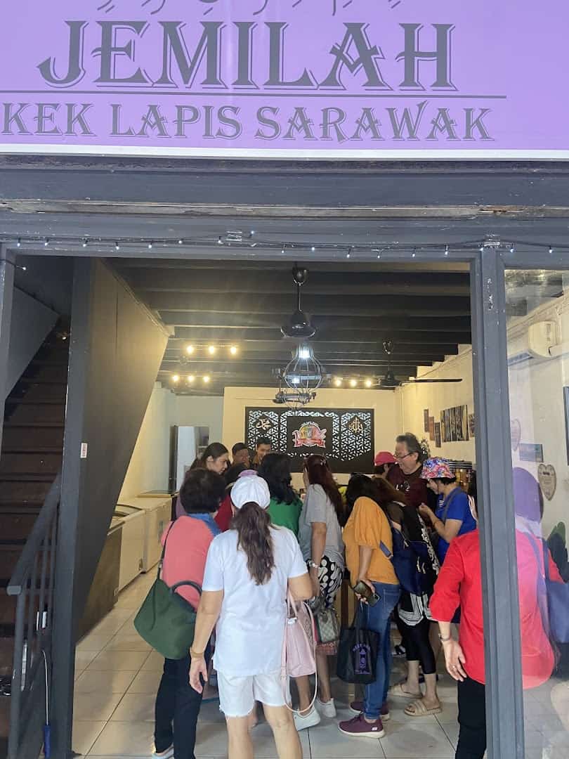 Jemilah Kek Lapis Kedai Kek Sarawak