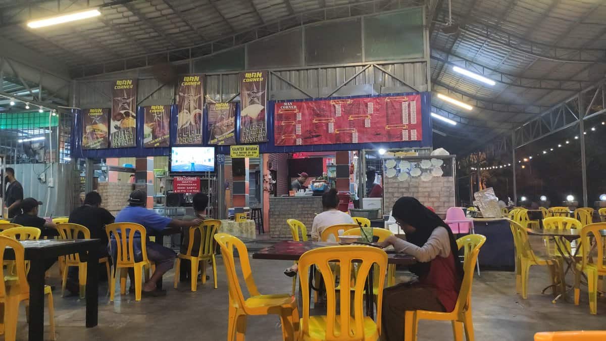 Man Corner Kedai Makan Di Tampin